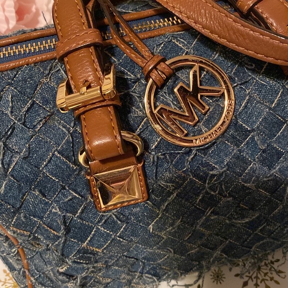 Michael Kors Greyson Satchel
DENIM 💙…Beautiful Blue
Brown Handle Accents 🤎 - Picture 5 of 14